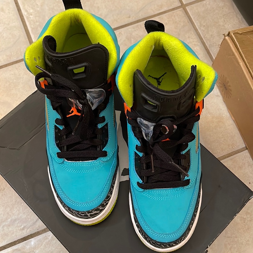 Grade school jordan spizike. Size 7. Turquoise, green, orange.